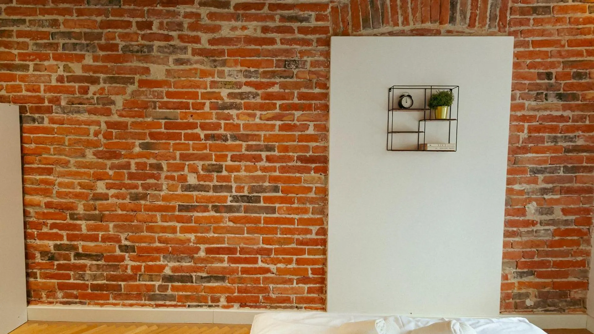 Wspolna 54A: Central Apartment with Free Parking Warsaw