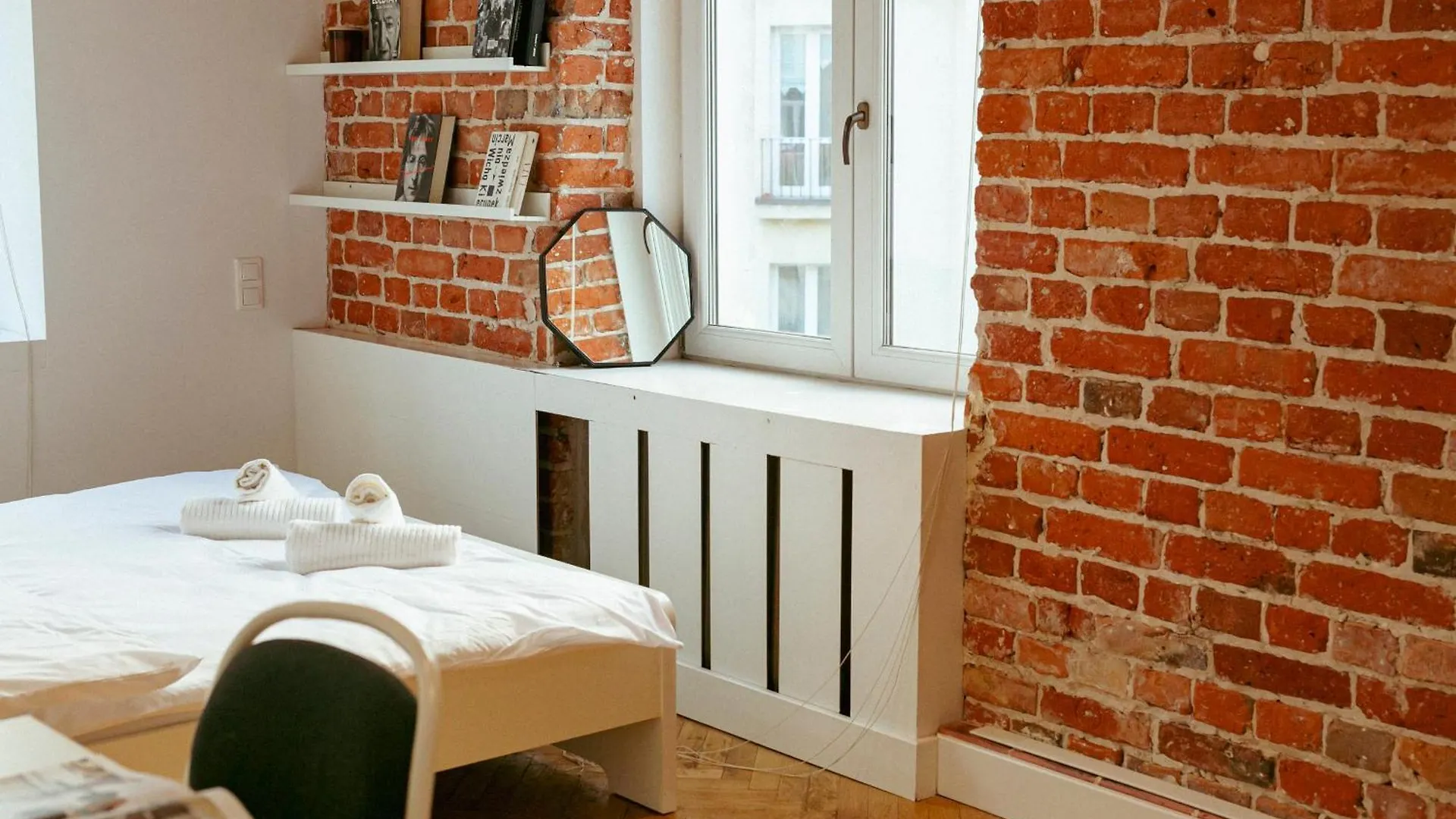 Wspolna 54A: Central Apartment with Free Parking Warsaw