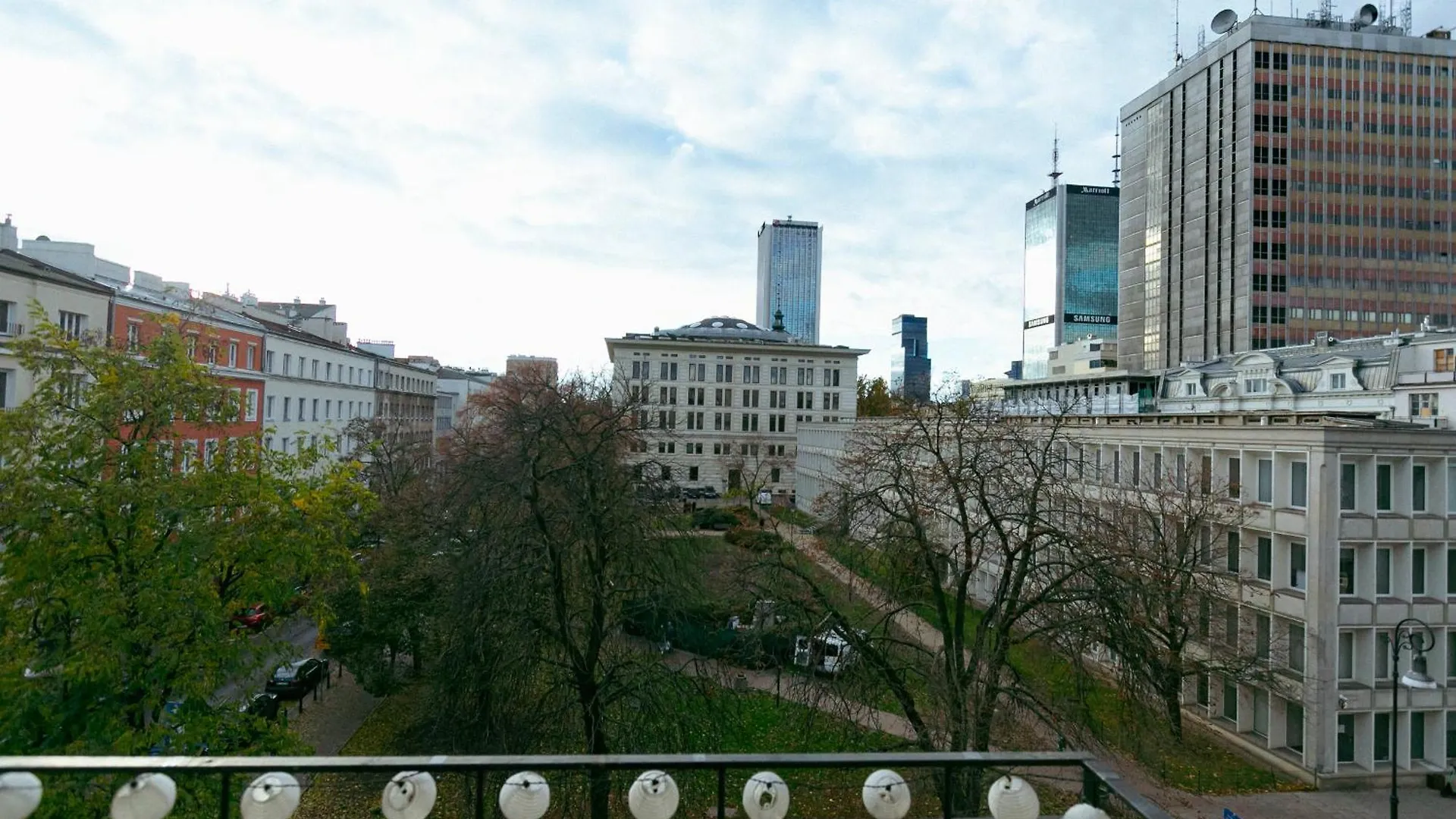 Wspolna 54A: Central Apartment with Free Parking Warsaw