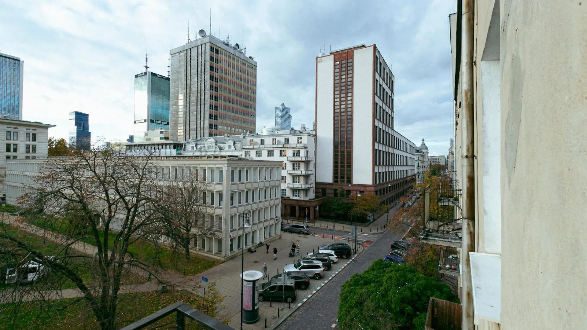 Wspolna 54A: Central Apartment with Free Parking Warsaw