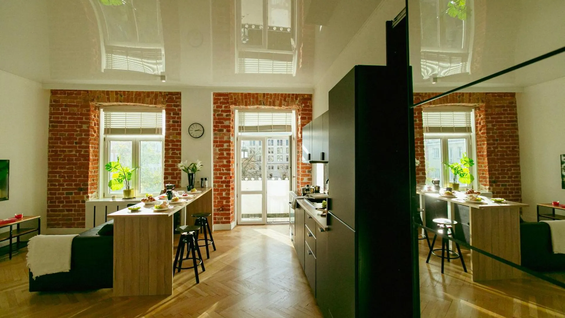 Wspolna 54A: Central Apartment with Free Parking Warsaw