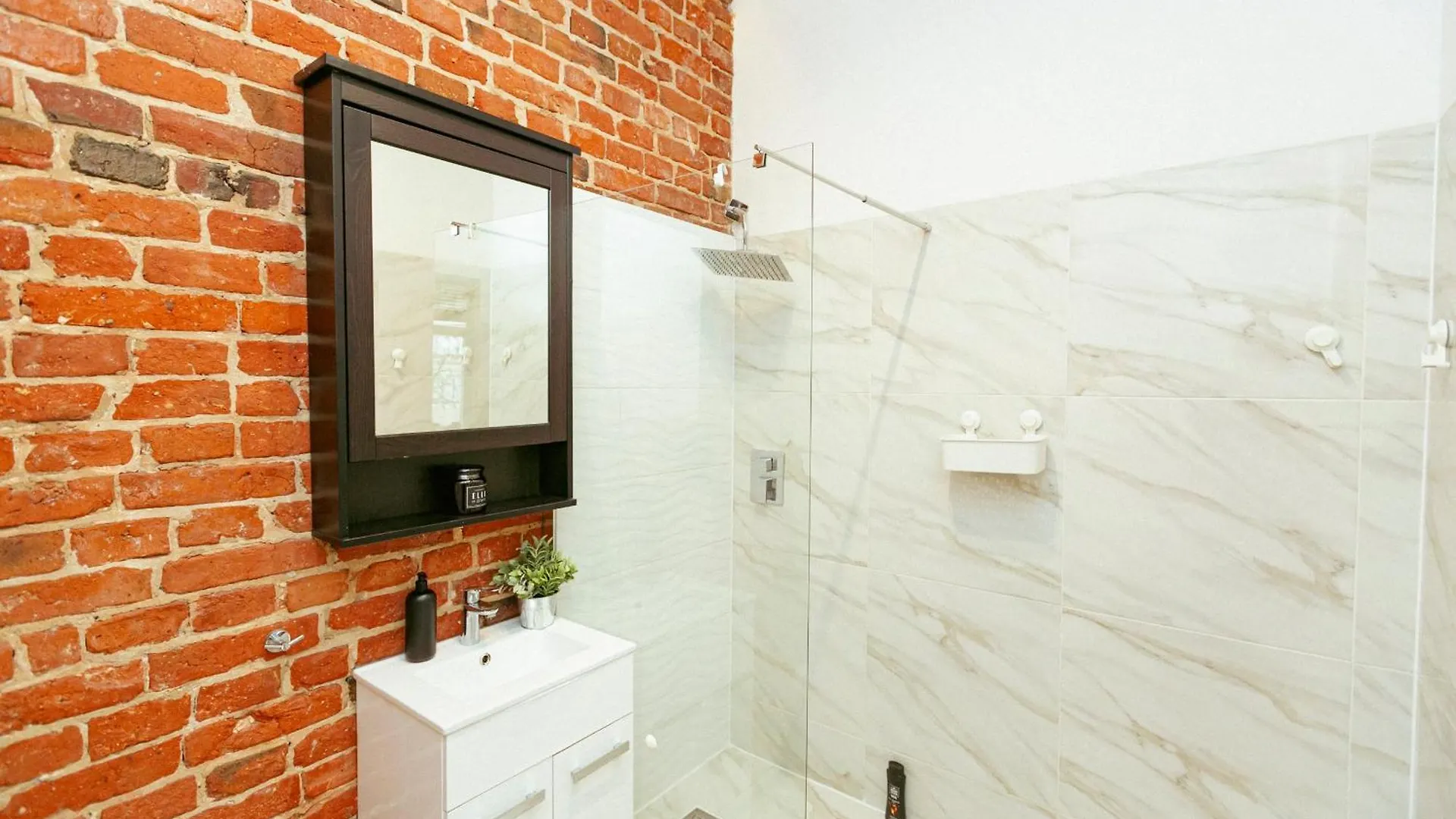 Wspolna 54A: Central Apartment with Free Parking Warsaw