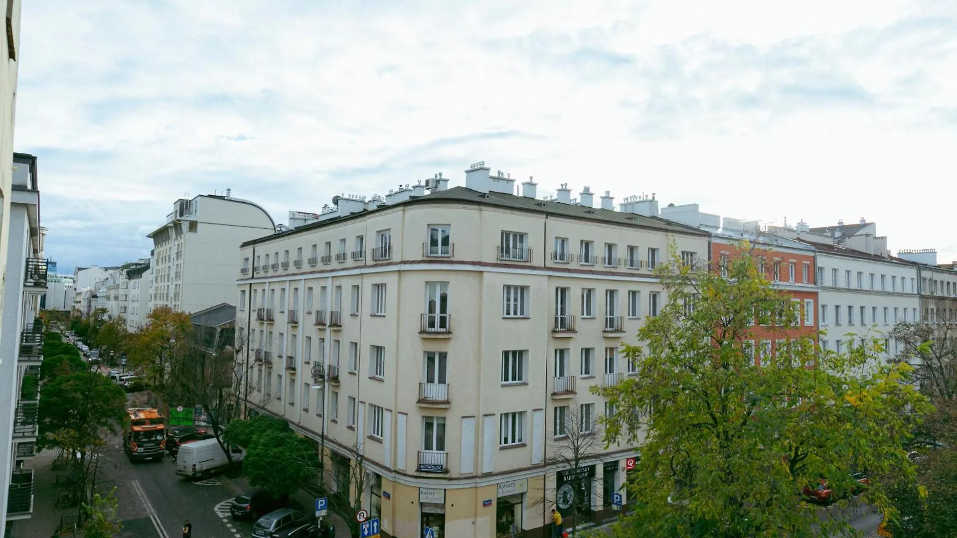 Wspolna 54A: Central Apartment with Free Parking Warsaw