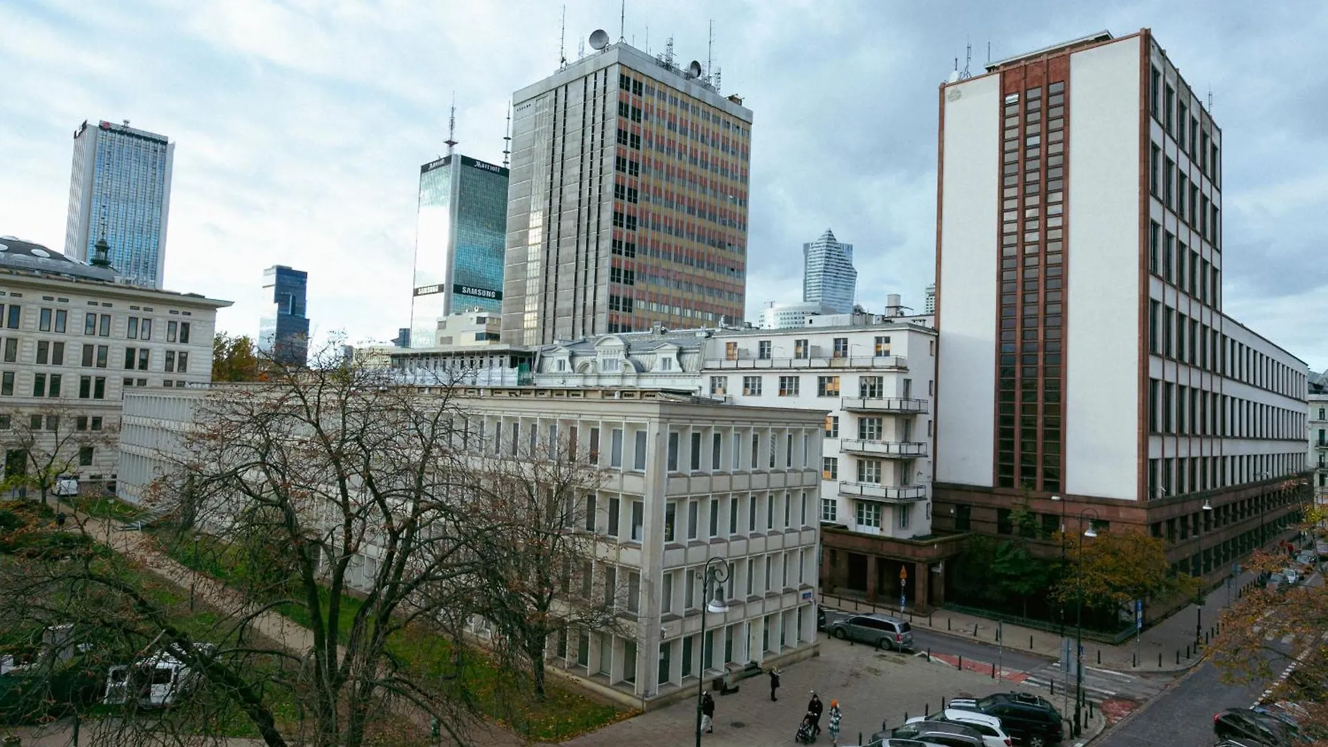 Wspolna 54A: Central Apartment with Free Parking Warsaw