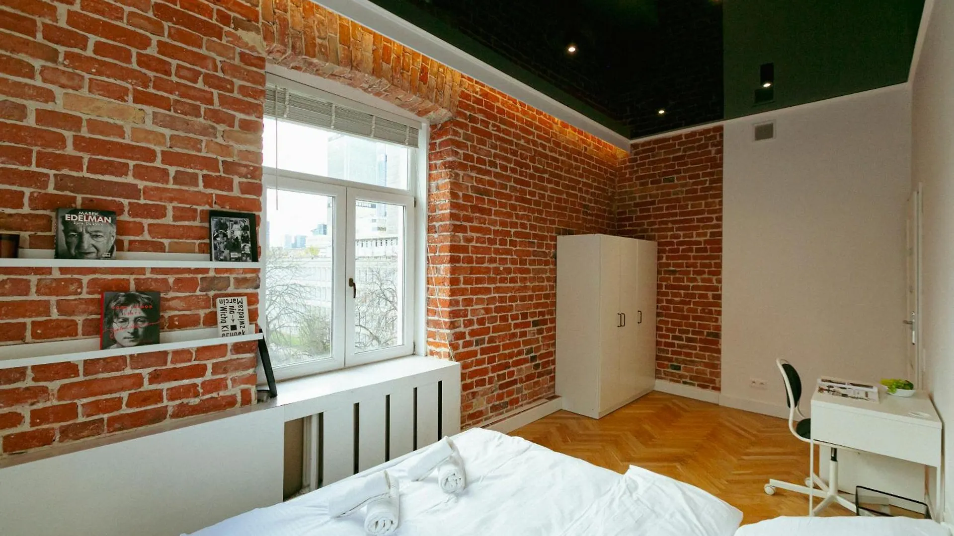 Wspolna 54A: Central Apartment with Free Parking Warsaw