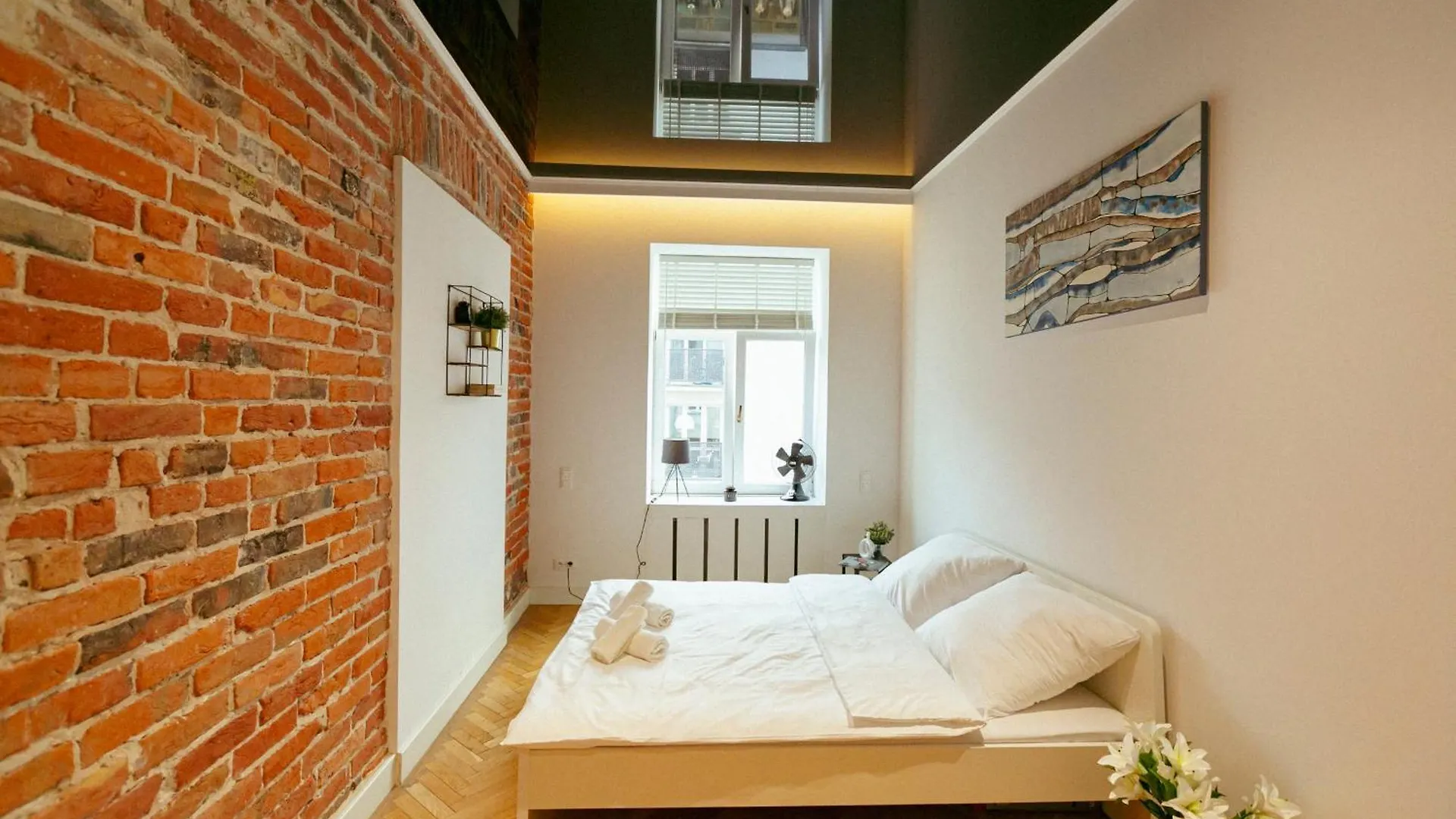 Wspolna 54A: Central Apartment with Free Parking Warsaw