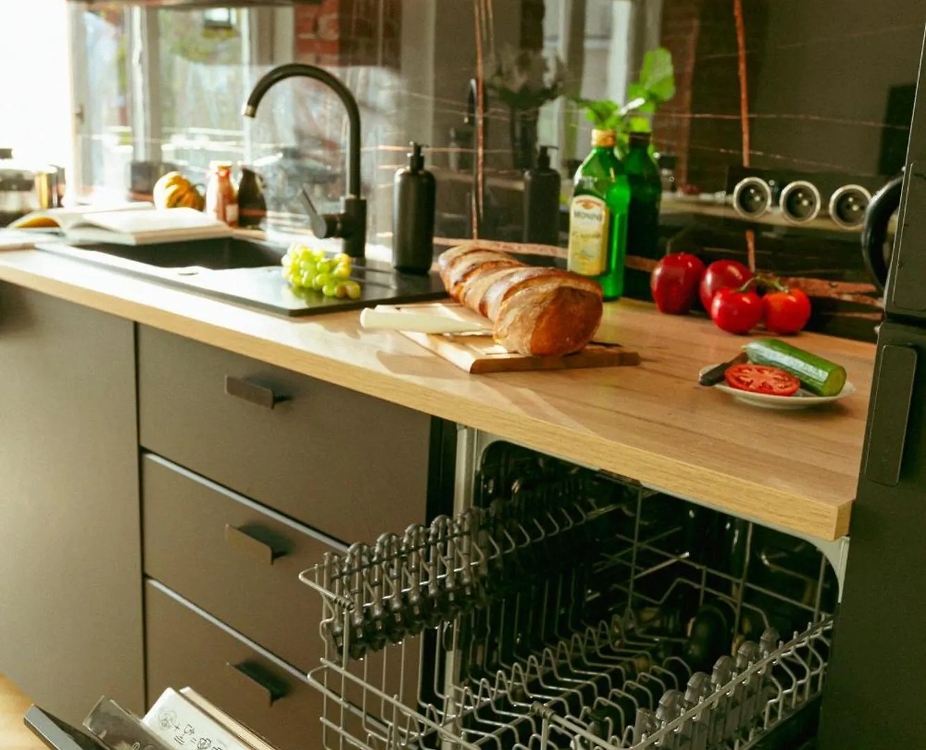 Wspolna 54A: Central Apartment with Free Parking Warsaw