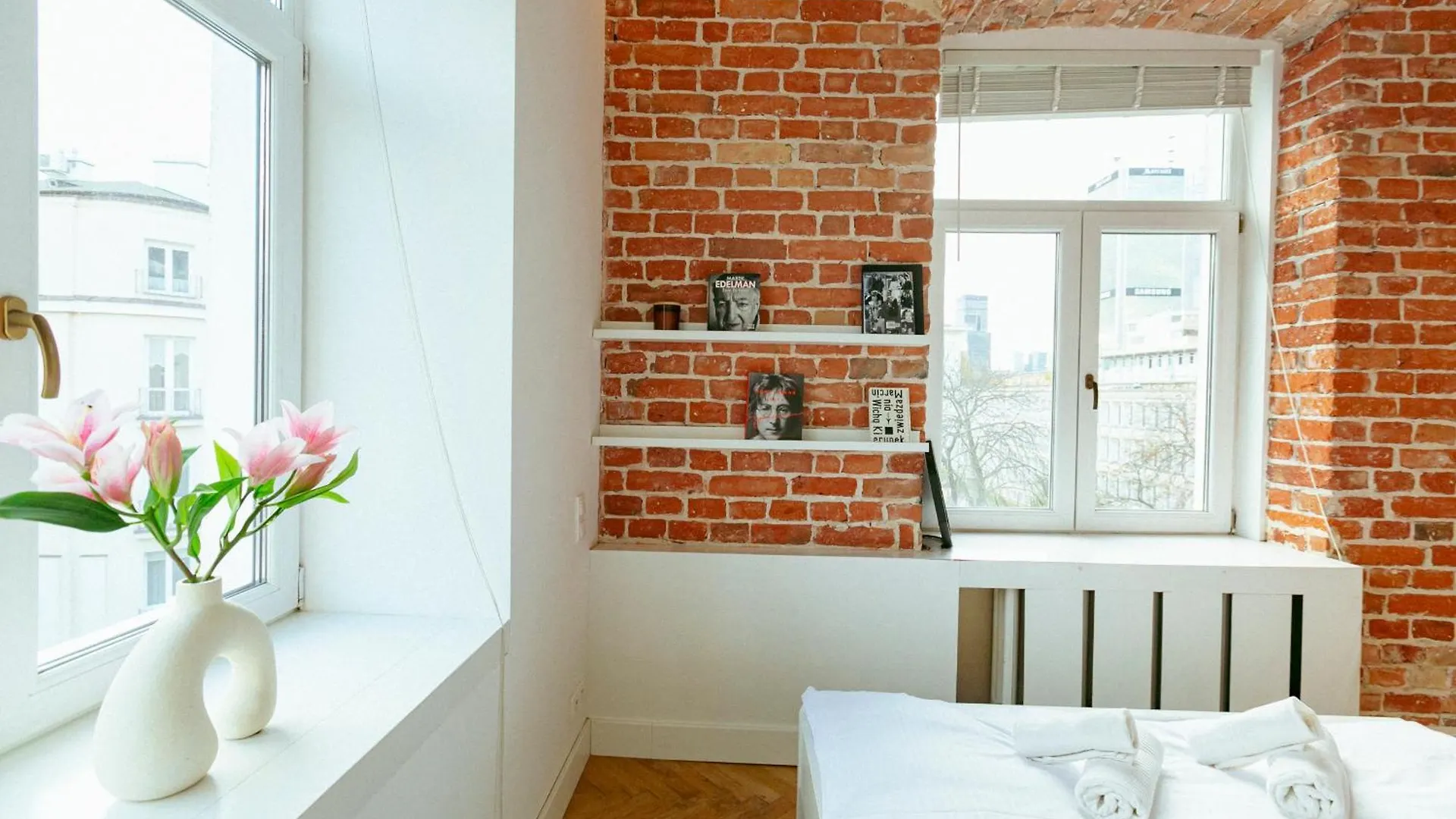 Wspolna 54A: Central Apartment with Free Parking Warsaw